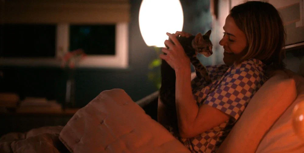 Alice con el gatito