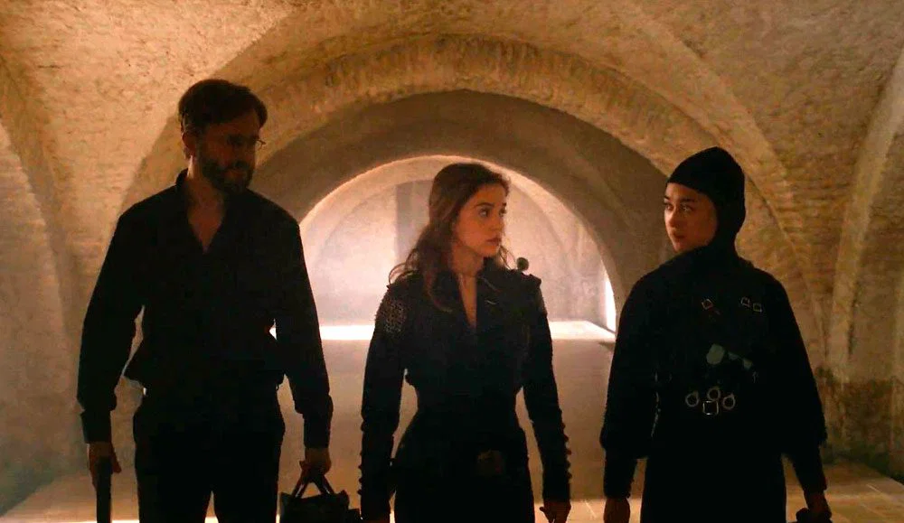 Ava junto a Beatriz y el padre Vicente