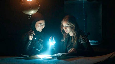 Ava y Beatriz en la Necr&oacute;polis