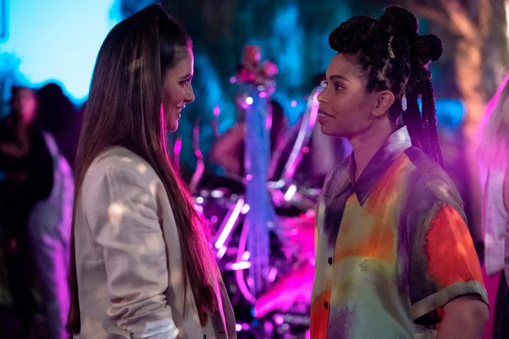 Dre y Dani platicando en la fiesta