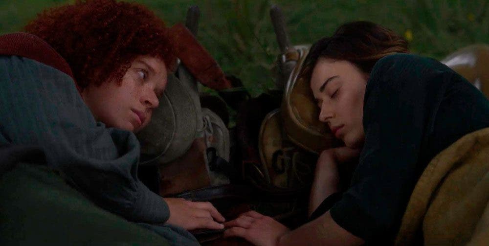 Jade y Kit levant&aacute;ndose juntas