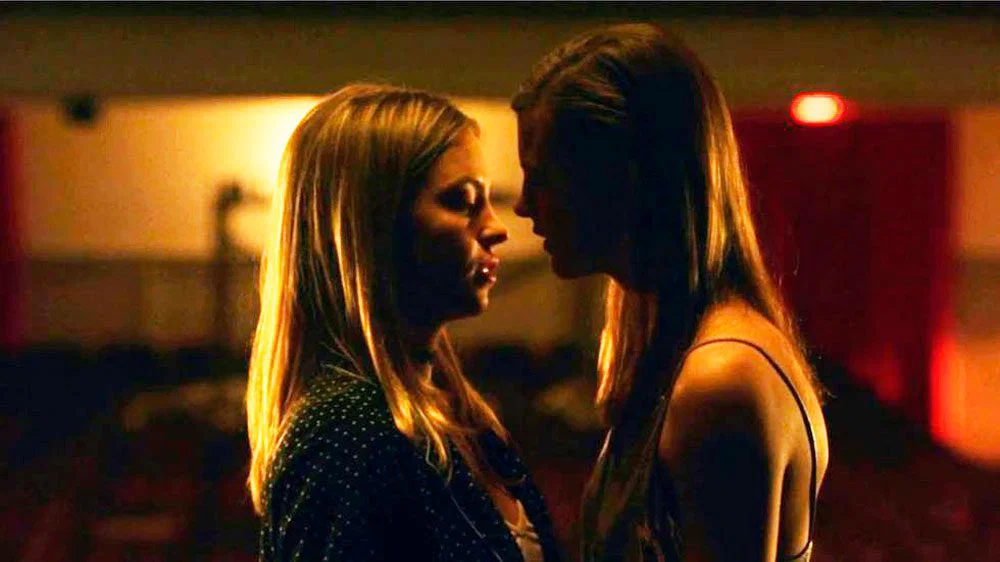 Kate y Emaline a punto de besarse