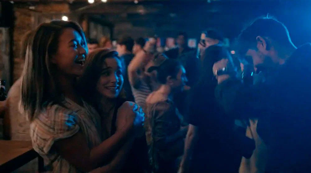 Ava y Beatriz bailando