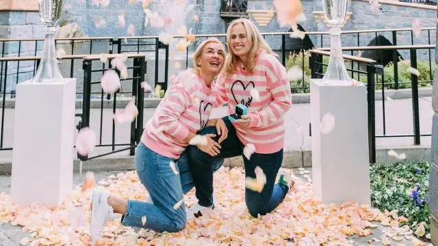 Rebel Wilson y Ramona Agruma comprometiéndose en Disneyland