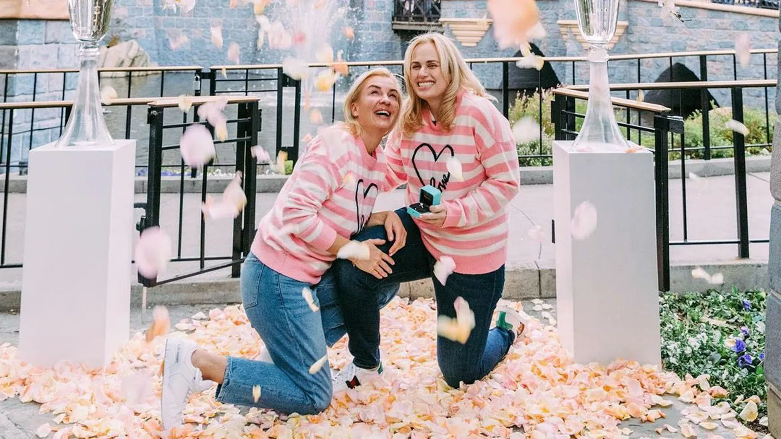 Rebel Wilson y Ramona Agruma comprometiéndose en Disneyland