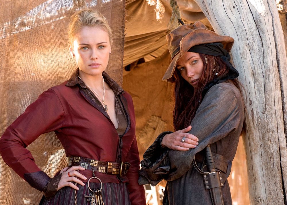 Eleanor trabajando con Anne Bonny