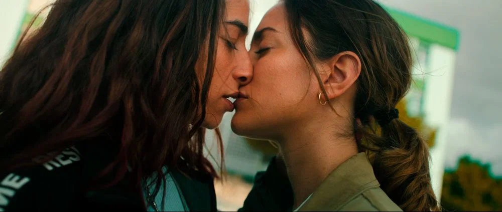 Irene y Desi besándose en Sin Huellas