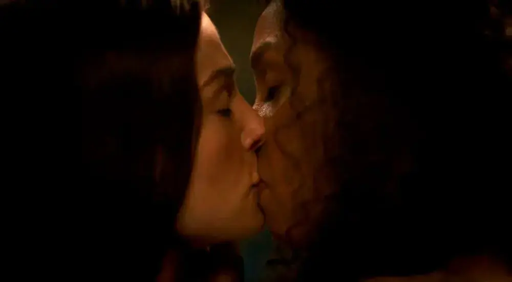 Moirain y Siuan besándose