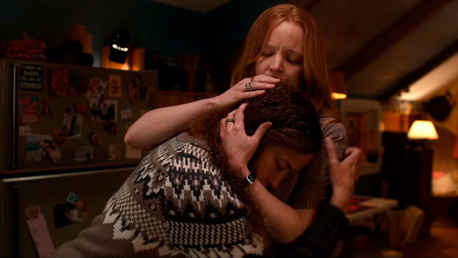 Taissa y Van abraz&aacute;ndose en la segunda temporada de Yellowjackets