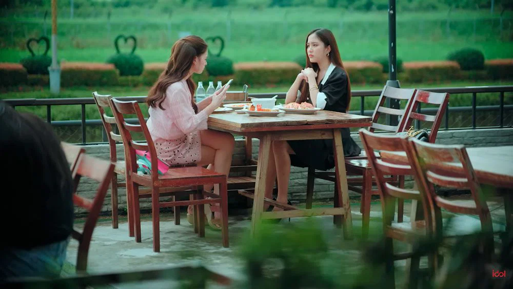 Mon y Sam comiendo juntas