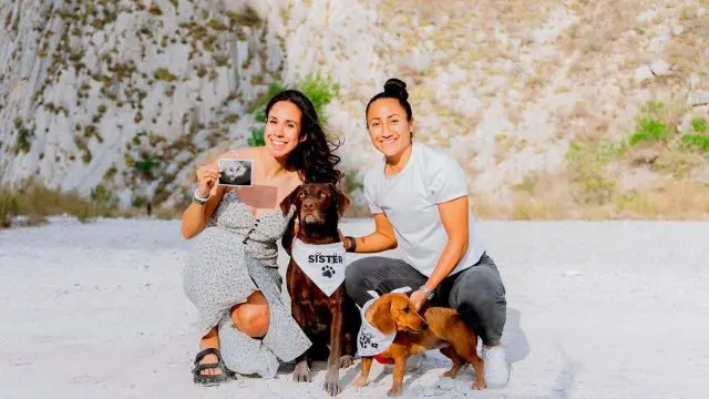 Bianca Sierra y Stephany Mayor con una foto de sus futuros bebés