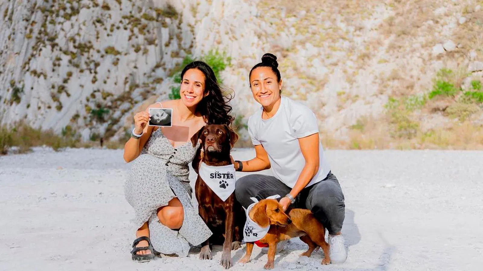 Bianca Sierra y Stephany Mayor con una foto de sus futuros bebés