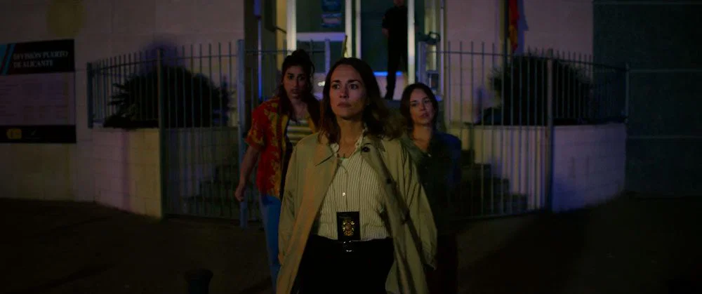 Irene Cata y Desi saliendo de comisaría