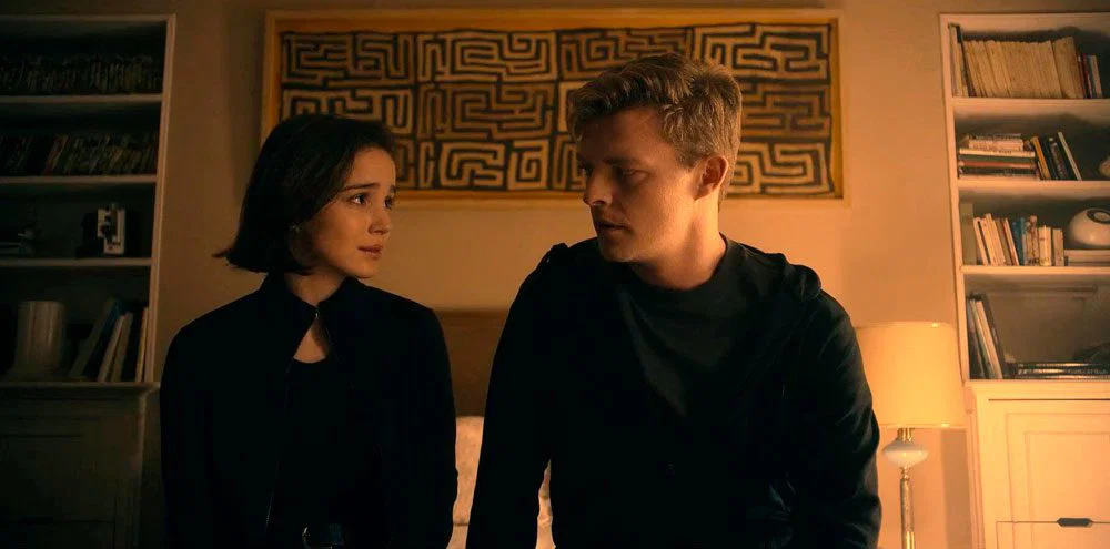 Ava y Miguel hablando del plan