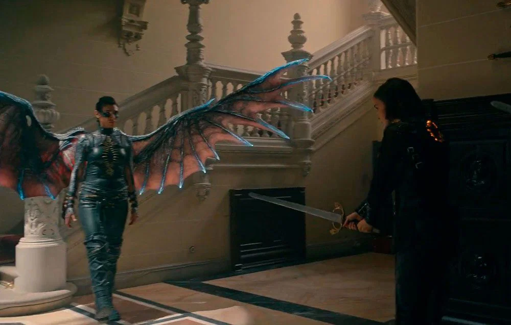 Ava y Lilith luchando