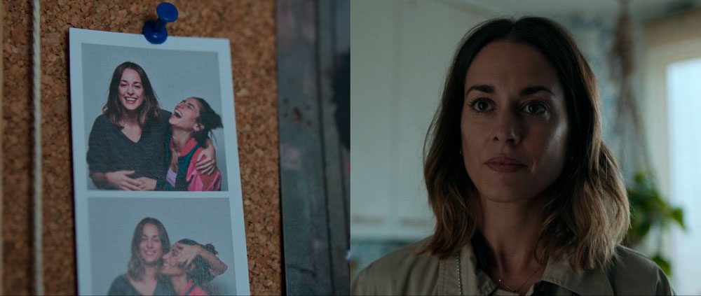 Irene viendo las fotos de Desi en la repisa