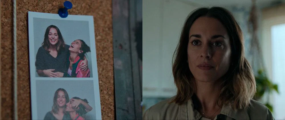 Irene viendo las fotos de Desi en la repisa
