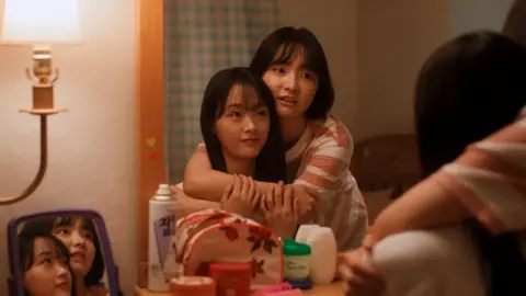 Lee Yoo-mi y Park Soo-yeon actuando en No Heaven, But Love