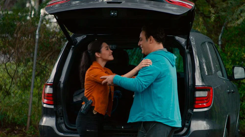 Lucy animando a Ernie en NCIS Hawaii