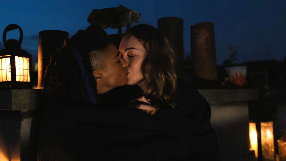 Nomi y Amanita bes&aacute;ndose en Par&iacute;s