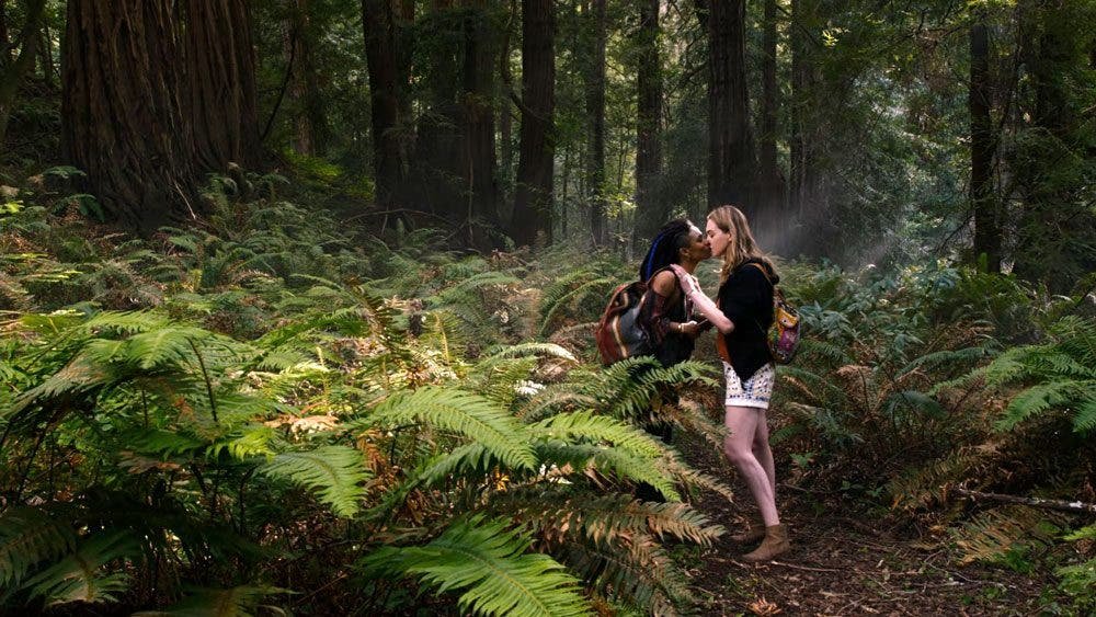 Nomi y Amanita besándose en el bosque