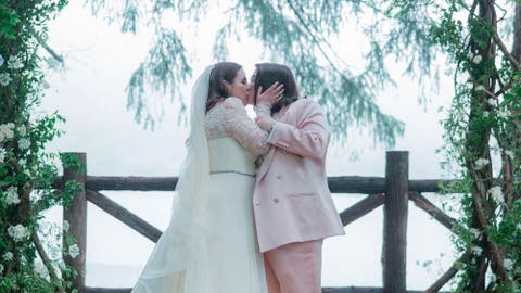 Beanie Feldstein y Bonnie-Chance Robert bes&aacute;ndose el d&iacute;a de su boda