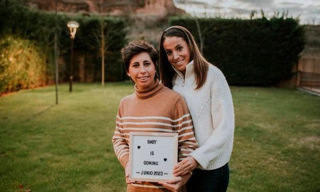 Carla Suárez y Olga García le dan la bienvenida a sus dos gemelas