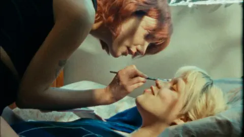 Imagen de M&aacute;s Que Amigas de Bruses