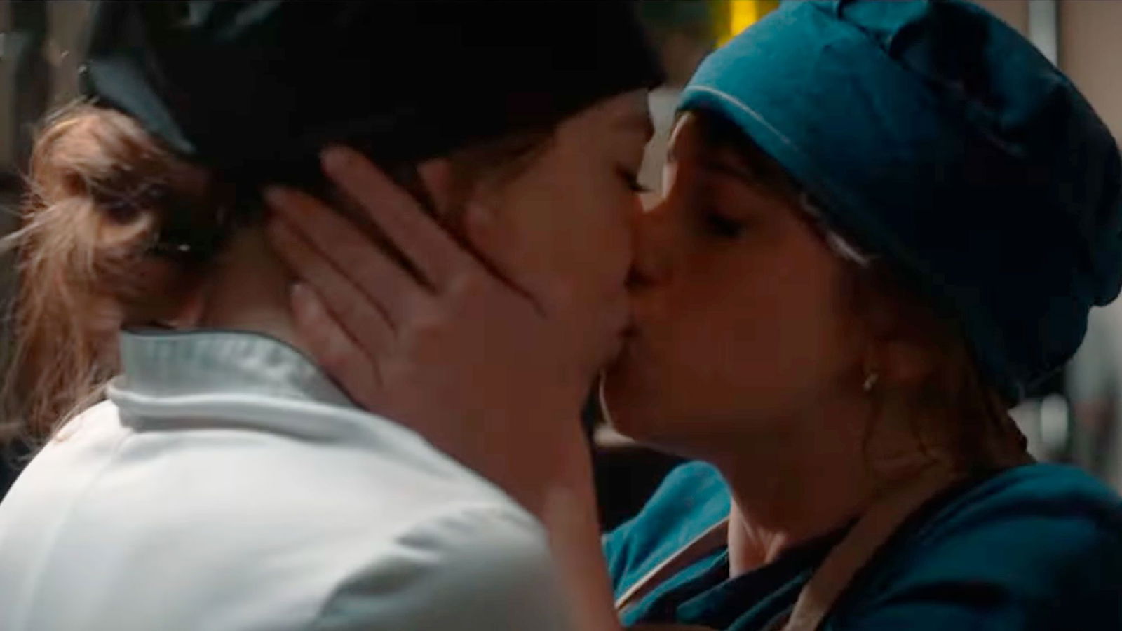 Luz y Ainhoa bes&aacute;ndose en 4 Estrellas