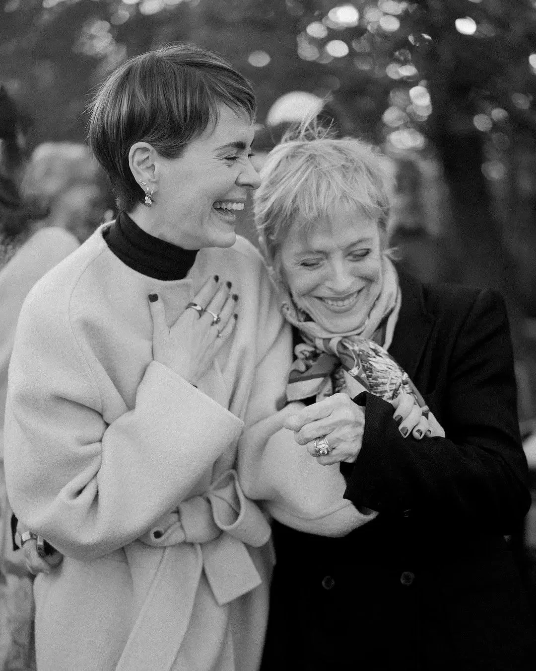 Sarah Paulson y Holland Taylor en la boda de Beanie Feldstein y Bonnie-Chance Robert