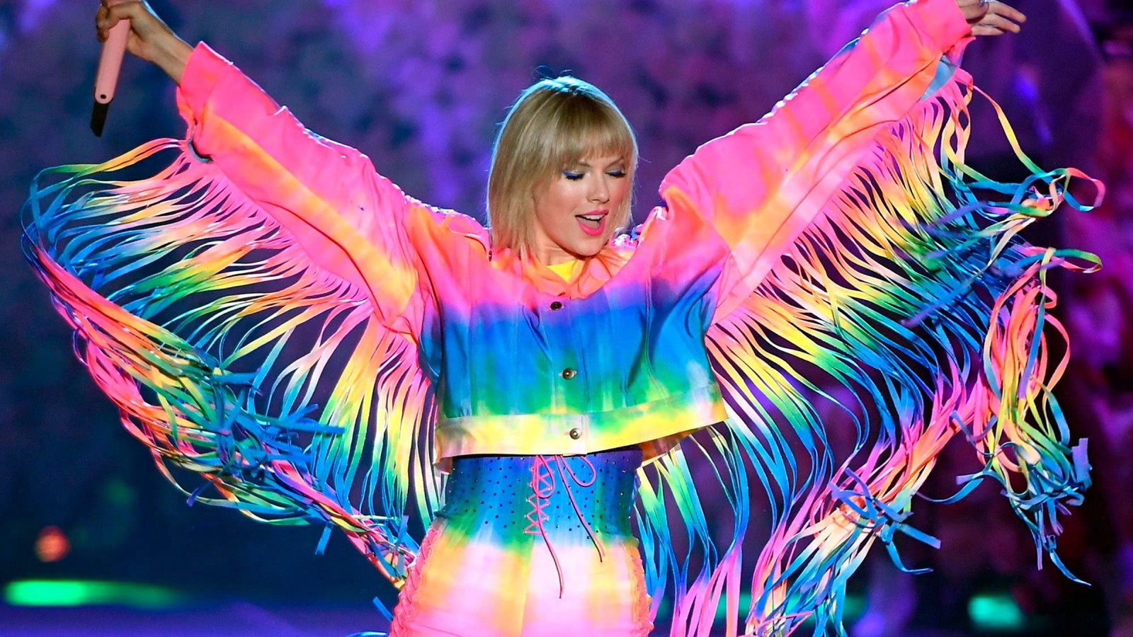 Taylor Swift vestida con los colores del Orgullo LGBTQ
