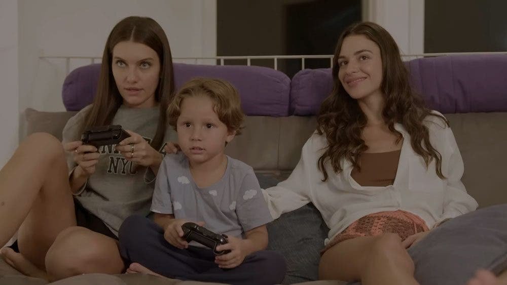 Valentina, Leo y Luiza jugando videojuegos
