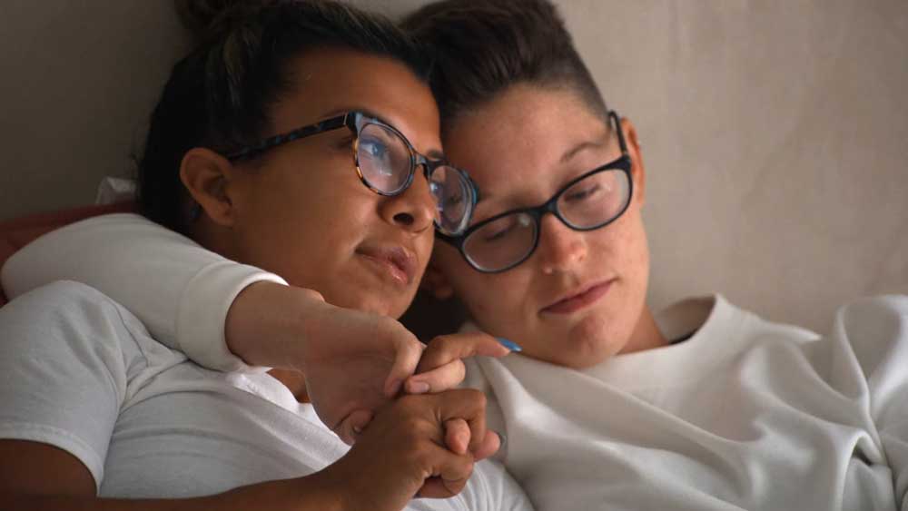 Yoli y Xander abrazadas