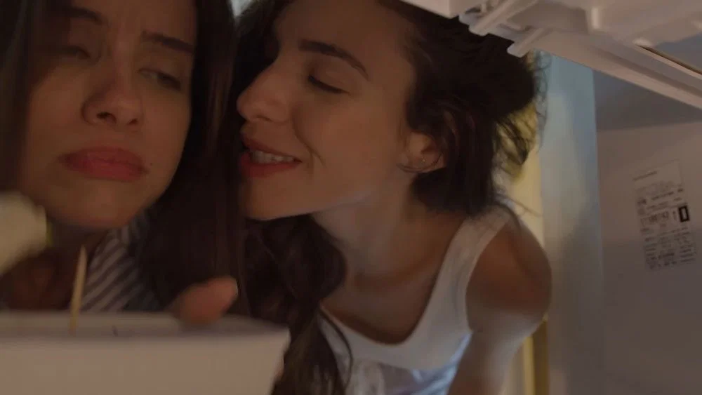 Luiza asustando a Valentina
