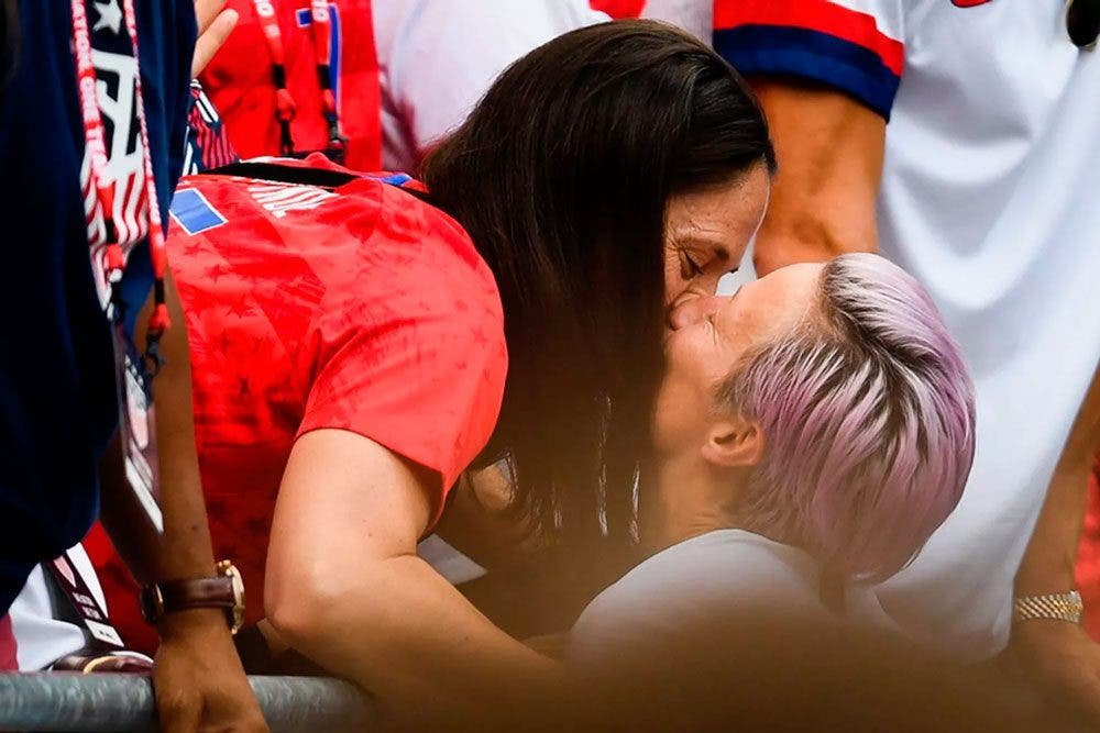 Megan Rapinoe besa a su prometida Sue Bird para celebrar el mundial