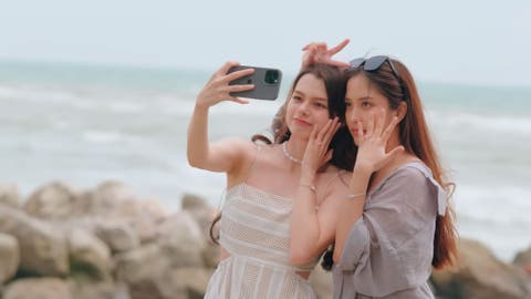 Mon y Sam la pareja l&eacute;sbica de GAP en la playa