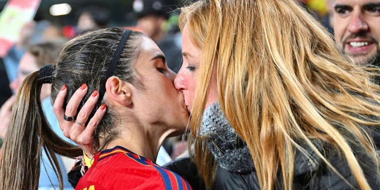 Alba Redondo besando a su novia después de enfrentar a Zambia