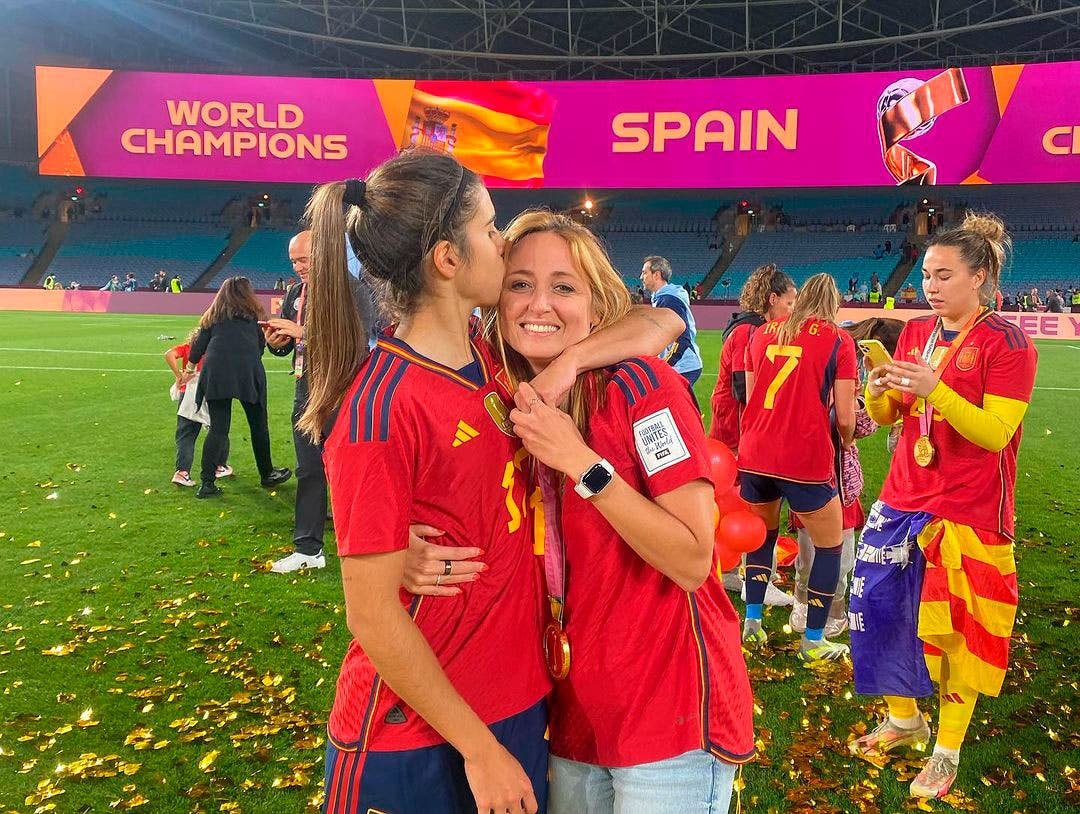Alba Redondo y Cristina Monleón celebrando la victoria de España