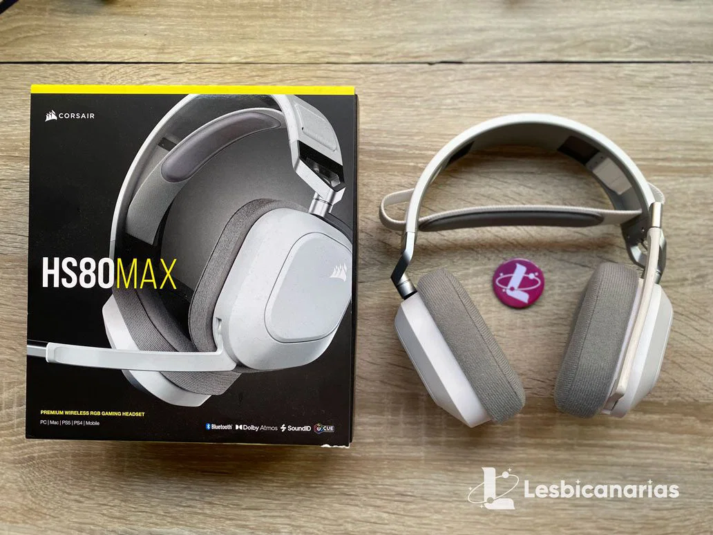 Auriculares Corsair HS80 Max junto a su caja