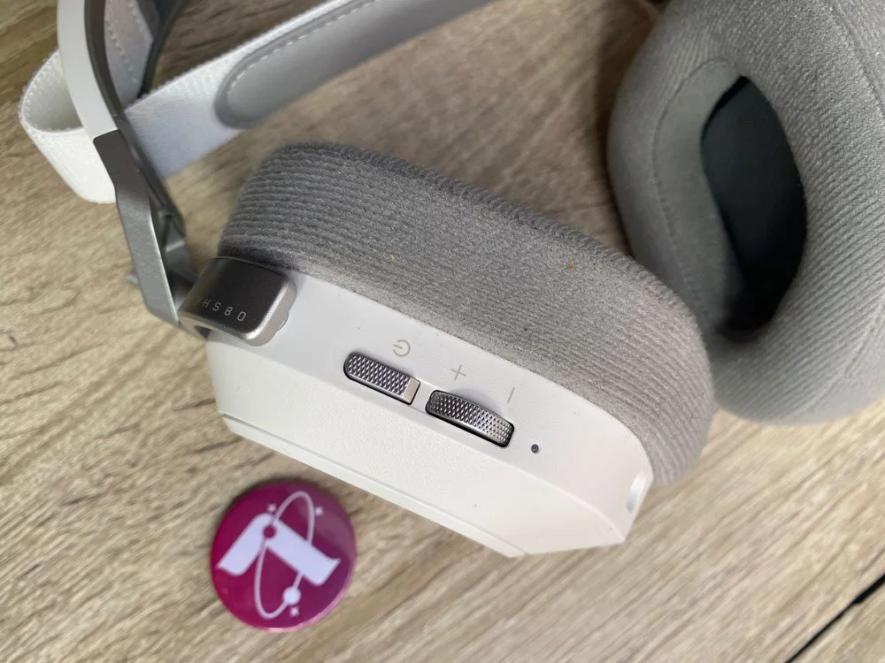 Botones del auricular izquierdo del Corsair HS80 Max