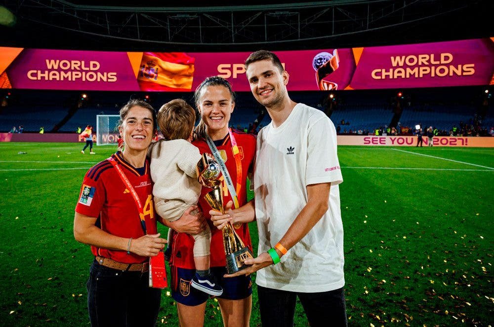 Irene Paredes celebrando con su familia la victoria de España