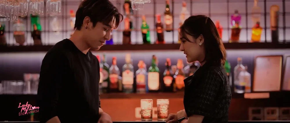 Khun Peam y NubDao en Lucky My Love