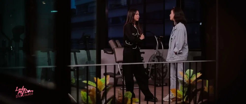 Wea y Ray platicando en Lucky My Love
