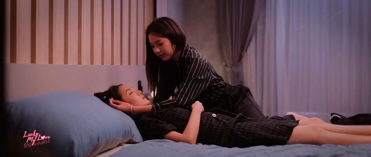 Khun Wea cuidando de su bella durmiente