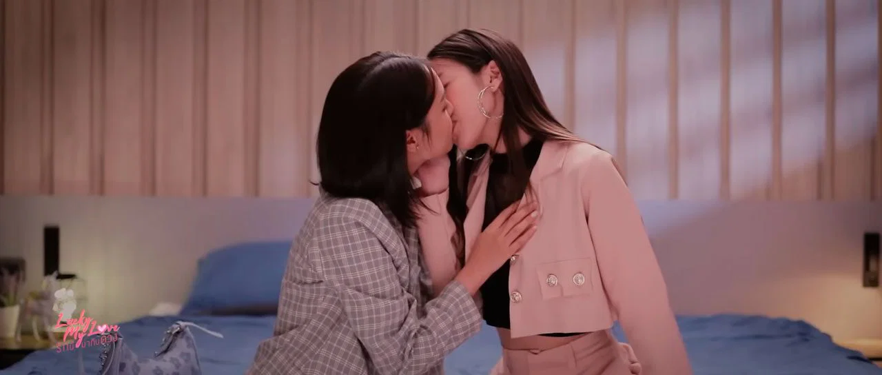 NubDao y Khun Wea besándose