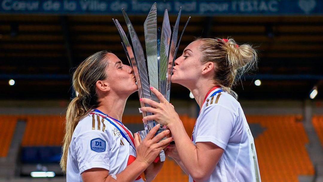 Danielle Van de donk y Ellie Carpenter celebrando la victoria del Olympique de Lyon