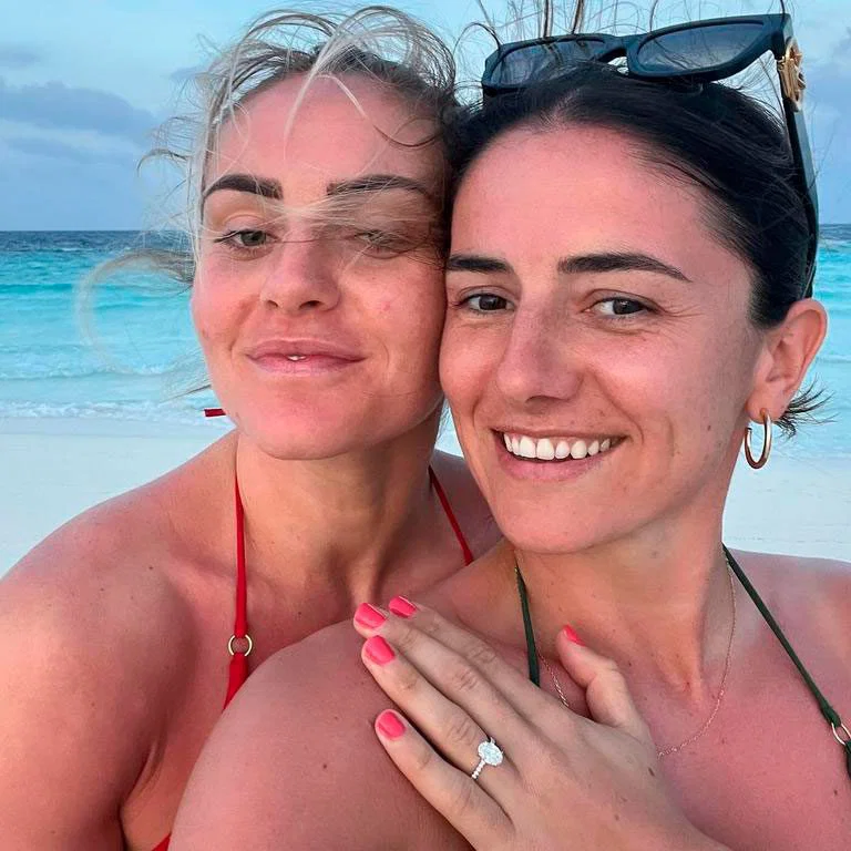 Ellie Carpenter y Danielle van de Donk