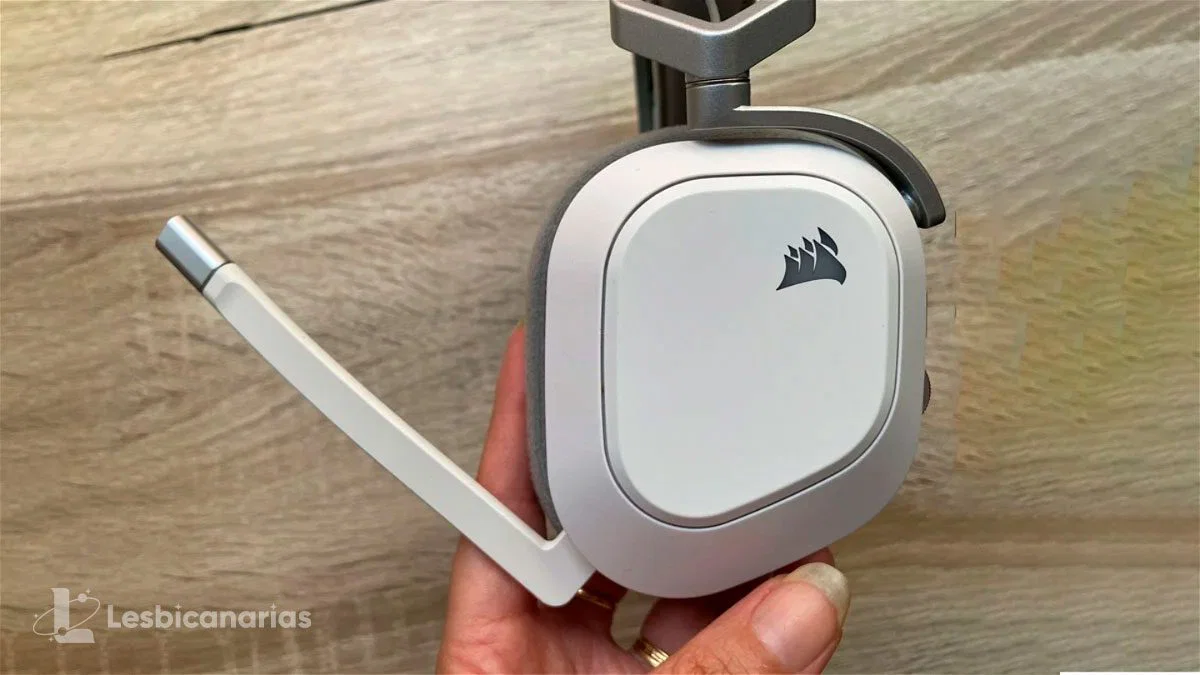 Imagen de cerca del micrófono de los auriculares HS80 Max de Corsair