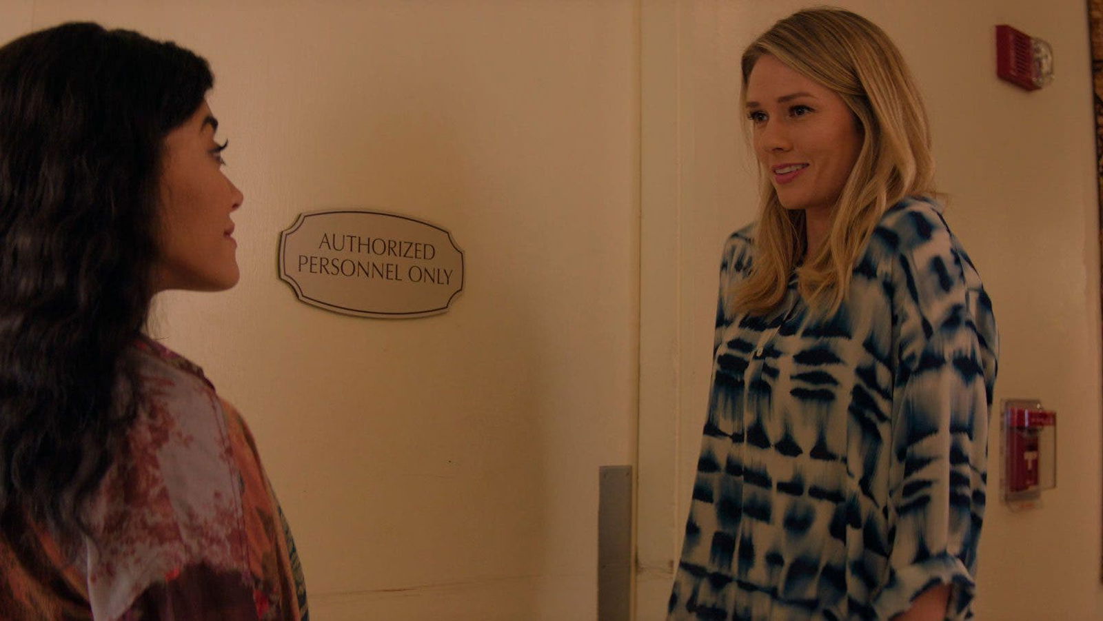 Kate a punto de saltarse un cartél de "no pasar"