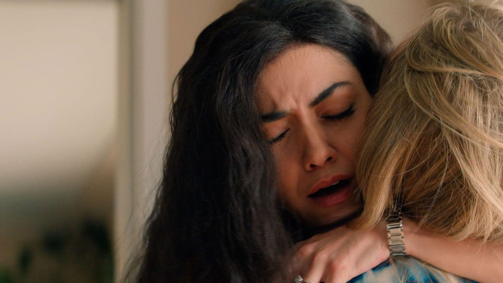 Lucy abrazando a Kate